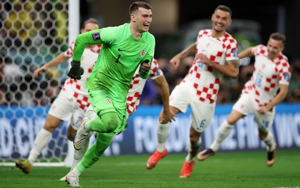 Dominik Livakovic là người hùng của Croatia. Đối đầu với Nhật Bản ở vòng 16 đội, anh trở thành thủ môn thứ 3 trong lịch sử cản phá được 3 quả phạt đền trong loạt đá luân lưu tại các kỳ World Cup.