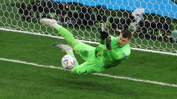 Ở tứ kết trước Brazil, Livakovic một lần nữa cản thành công cú đá trên chấm 11 m. Suốt cả trận, người gác đền của Dinamo Zagreb thực hiện tới 11 pha cứu thua. "Thủ môn hay nhất World Cup 2022, không nghi ngờ gì nữa", Goal khẳng định.