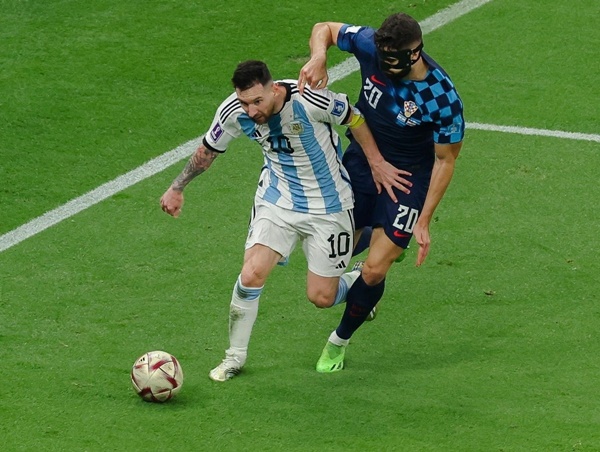 Khoảnh khắc Messi vượt qua trung vệ Josko Gvardiol để chuyền cho Julian Alvarez ghi bàn. Ảnh: Reuters.