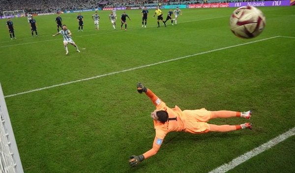 Tình huống đá penalty hoàn hảo của Messi trước Croatia. Ảnh: Reuters.