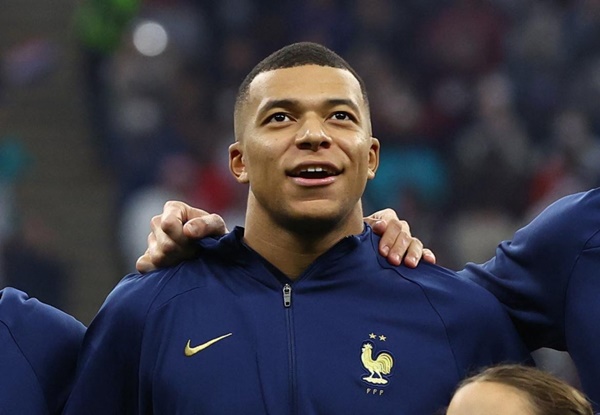 Kylian Mbappe (Pháp - 5 bàn): Chân sút 23 tuổi này đang dẫn đầu cuộc đua vua phá lưới cùng Lionel Messi. Với 5 bàn, Mbappe vượt thành tích của chính anh ở World Cup 2018 (4 bàn). Mbappe còn có thêm 2 kiến tạo sau 477 phút thi đấu trên đất Qatar.