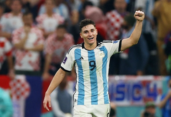 Julian Alvarez (Argentina - 4 bàn): Nếu Mbappe có Giroud hỗ trợ thì Messi cũng sát cánh cùng Alvarez, phát hiện thú vị của Argentina ở World Cup 2022. Tiền đạo 22 tuổi này tỏa sáng ở bán kết khi lập cú đúp vào lưới Croatia.