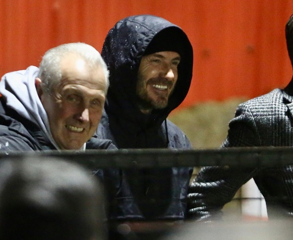 Beckham có mặt trên khán đài sân Park View Road để theo dõi Brentford B đối đầu Erith & Belvedere, một đội đang thi đấu ở giải hạng 9 Anh, tại London Cup. Ngôi sao một thời của tuyển Anh muốn che giấu danh tính bằng cách đội nón và mặc áo khoác trùm đầu.