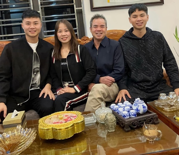 Thủ môn Văn Toản đăng ảnh bên bố mẹ và em trai trong khoảnh khắc giao thừa. CLB Hải Phòng của Văn Toản sẽ hội quân từ mùng 4 Tết để chuẩn bị cho V.League 2023.