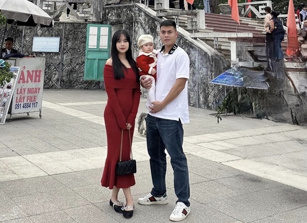 Tiền vệ Lý Công Hoàng Anh (phải) cùng vợ con đi du xuân.