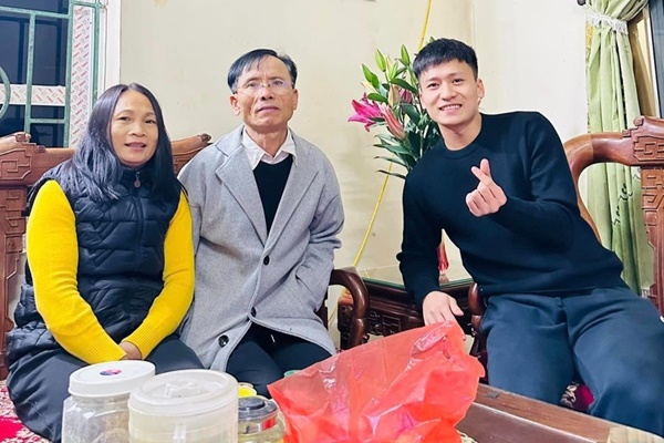 Thủ môn Dương Tùng Lâm (ngoài cùng bên phải) là một trong số cầu thủ về ăn Tết muộn. CLB Hà Tĩnh của anh tập luyện tới 29 Tết mới nghỉ. Đi thi đấu xa nhà, Lâm thường dành phần lớn thời gian ở nhà với gia đình dịp lễ.