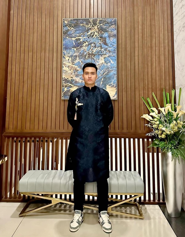 Bùi Hoàng Việt Anh xuất hiện trong trang phục áo dài truyền thống chụp ảnh với "view" căn nhà mới. Năm 2023 là năm hứa hẹn với Việt Anh khi CLB Hà Nội tiến ra AFC Champions League còn tuyển Việt Nam dự Asian Cup và khởi động chiến dịch vòng loại World Cup 2026. Ảnh: Bùi Hoàng Việt Anh.