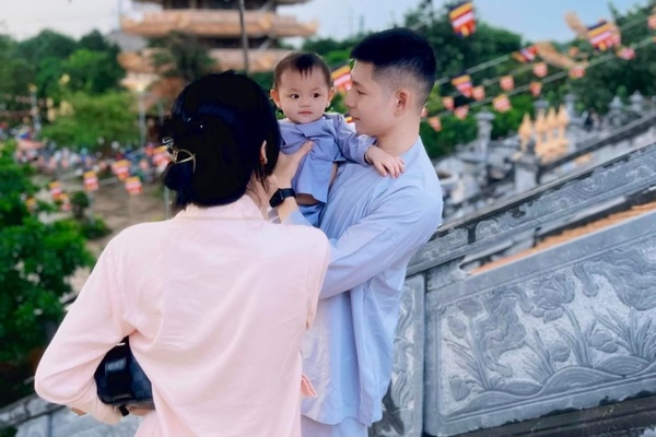 Liễu Quang Vinh cùng vợ con đi chùa ngày mùng 2 Tết. Năm qua, Quang Vinh không được thi đấu nhiều vì chấn thương. Anh từng được coi là trung vệ tiềm năng của bóng đá Việt Nam. Ảnh: Liễu Quang Vinh.