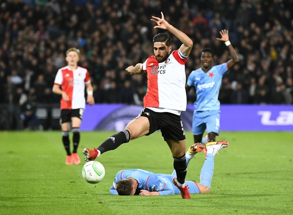 Feyenoord đang trải qua 13 trận bất bại tại giải VĐQG Hà Lan mùa này. Họ cũng đang dẫn đầu bảng xếp hạng với 2 điểm nhiều hơn đội xếp thứ hai. Trận thua gần nhất của Feyenoord tại giải VĐQG Hà Lan mùa này cũng rơi vào tháng 9 năm ngoái, khi họ bị PSV đánh bại 3-4.