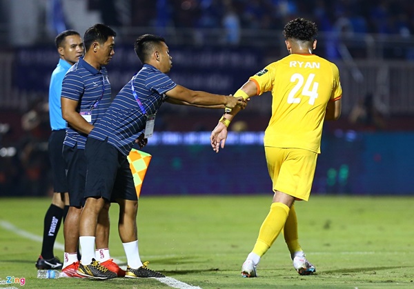 Tiền đạo sinh năm 1997 được bố trí chơi tiền đạo cắm trong trận làm khách trước CLB TP.HCM ở vòng 3 diễn ra vào tối 13/2 trên sân Thống Nhất. Anh chơi lăn xả và tạo được một số tình huống nguy hiểm.