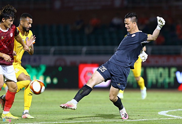 Cơ hội đến với Khánh Hòa ở phút 38 khi thủ môn Phạm Hữu Nghĩa làm rơi bóng trước mũi giày ngoại binh đối thủ. Anh kịp thời phá bóng ra nhưng khiến hàng phòng ngự đội nhà mất tập trung.