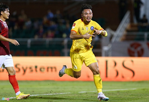 Khánh Hòa tận dụng pha ném biên nhanh sau đó để phối hợp. Bóng tới chân Ryan Ha trong vùng cấm địa. Cầu thủ Việt kiều Pháp dứt điểm sệt bằng chân trái để mở tỷ số trận đấu.