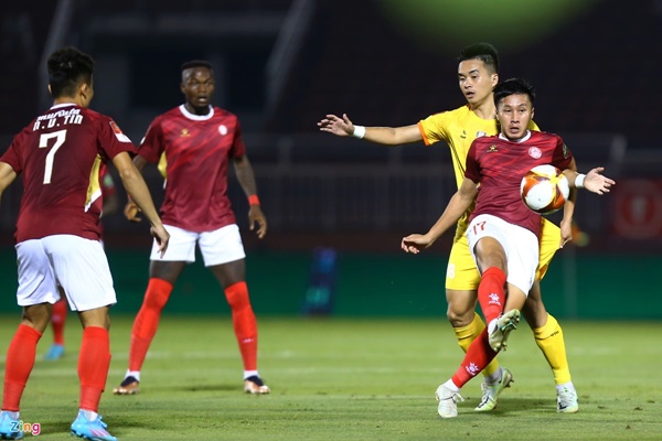 CLB TP.HCM nhanh chóng dồn lên tìm bàn gỡ nhưng không đủ lực. Đội hình của HLV Vũ Tiến Thành được lắp ghép một cách khiên cưỡng. Ông thừa nhận xếp tiền vệ Nguyễn Vũ Tín đá trái sở trường dẫn đến việc bị khai thác lỗ hổng.