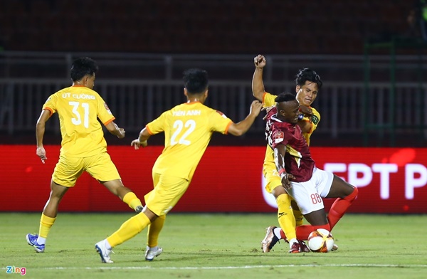 Tân binh Victor Mansaray vừa qua sang Việt Nam chưa đầy 48h đã không thể bắt nhịp kịp. Anh bị hậu vệ đội bạn khóa chặt. CLB TP.HCM rút ngoại binh sinh năm 1997 ra sau 52 phút đầu.