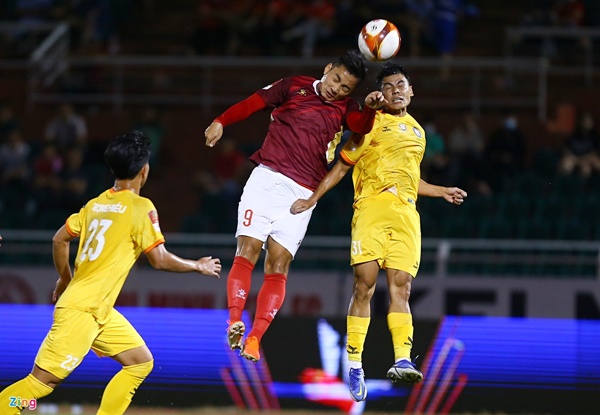 Tiền đạo Hồ Tuấn Tài vào sân cũng không thể hiện được gì nhiều trong bối cảnh đội bóng thiếu tính nhất quán trong tổ chức tấn công. Thi đấu rời rạc là nguyên nhân họ thua thêm một bàn nữa ở phút 83. Nguyễn Thành Nhân là người ấn định tỷ số.