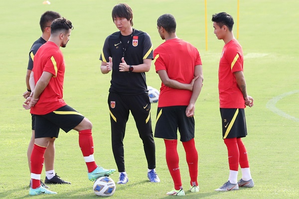 Li Tie khi còn dẫn ĐTQG Trung Quốc.