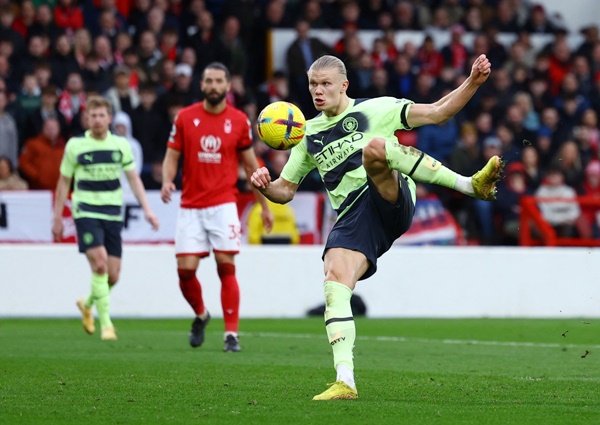 Erling Haaland của Man City có 9 bàn sau khi không dự World Cup 2022. Trước khi giải đấu trên đất Qatar diễn ra, Haaland mất trung bình 60 phút để ghi một bàn. Sau World Cup, con số này tăng lên 113 phút cho một pha lập công.