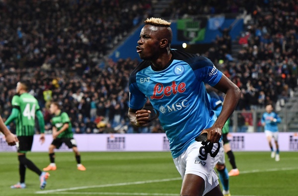 9 trận gần nhất, Victor Osimhen ghi 9 bàn cho Napoli, giúp đội bóng xứ Naples dẫn đầu bảng xếp hạng Serie A với cách biệt 15 điểm so với Inter Milan. Tại Champions League, cầu thủ 24 tuổi này có thêm một pha lập công.