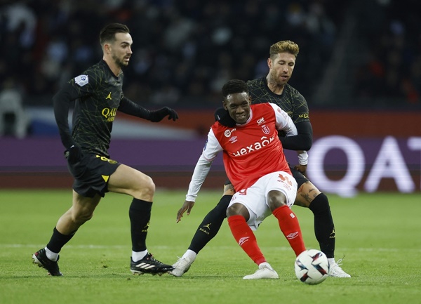 Folarin Balogun trở thành hiện tượng ở Ligue 1 mùa này khi ghi 7 bàn cho Reims sau khi World Cup 2022 khép lại, trong đó có cú hat-trick vào lưới Lorient hôm 1/2. Balogun là cầu thủ được Arsenal đem cho Reims mượn để tích lũy kinh nghiệm.