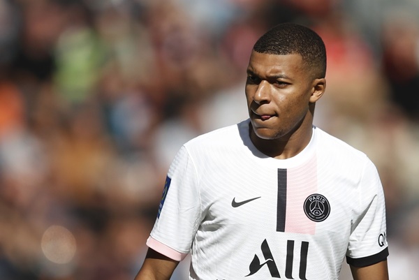 Hợp đồng hiện tại của Mbappe với PSG sẽ hết hạn vào tháng 6/2024 kèm điều khoản gia hạn thêm một năm theo mong muốn của đôi bên. "Một vụ chuyển nhượng sang Premier League hoặc La Liga nên xảy ra với Mbappe", cây viết Ian Ladyman bình luận trên Daily Mail. "Điều này giúp cải thiện vị thế và giúp cậu ấy chơi thứ bóng đá mà mình muốn. Ligue 1 không phải một giải đấu giàu tính cạnh tranh".