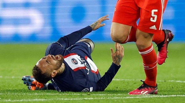 Kể từ khi gia nhập PSG vào mùa hè 2017, Neymar dính 20 chấn thương khác nhau và nghỉ thi đấu khoảng 100 trận. Hôm 7/3, đội bóng Ligue 1 xác nhận Neymar phải lên bàn mổ để trị dứt điểm chấn thương và vắng mặt trong 3-4 tháng.