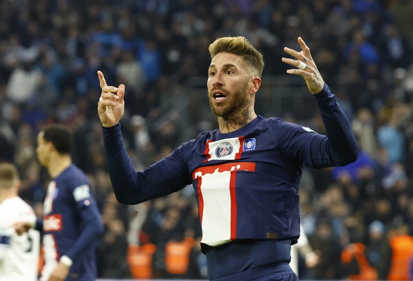 "Tuổi tác khiến Sergio Ramos giờ chỉ có thể chơi ở hàng thủ 3 người", ESPN nhận định. Tương lai của cựu sao Real Madrid tại PSG đang rất mông lung khi hợp đồng của anh và đội bóng nước Pháp sẽ kết thúc vào tháng 6/2023.
