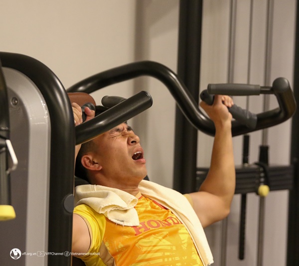 Trong khi đó, ở nơi đóng quân của U23 Việt Nam, 11 cầu thủ đến trước đã bắt đầu tập luyện tại phòng gym để duy trì thể lực và tăng cường sức mạnh.