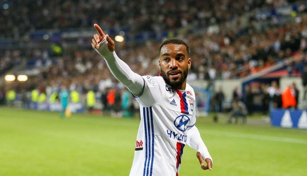 Quyết định rời Arsenal giúp Alexandre Lacazette hồi sinh sự nghiệp. Anh cán mốc 17 bàn ở Ligue 1, vươn lên top 3 cầu thủ ghi nhiều bàn nhất giải. Thành tích ghi bàn của Lacazette chỉ kém Mbappe. 0,75 bàn mỗi trận là hiệu suất rất cao đối với tiền đạo 31 tuổi.