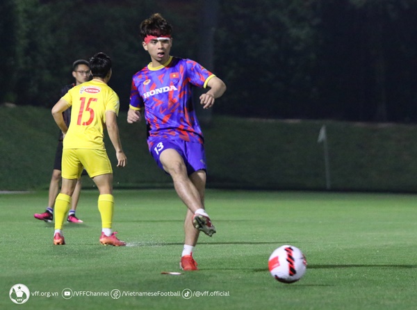 Ở buổi tập này, thủ môn Đoàn Huy Hoàng cũng đã trở lại tập luyện với chiếc băng quấn đầu bảo vệ vết rách trên trán. Đây là chấn thương Huy Hoàng gặp phải ở trận gặp U23 UAE, trong tình huống nỗ lực bay người đẩy bóng, nhưng lại không may va phải cột dọc.
