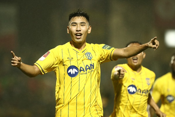 Xuân Tiến "mở tài khoản" ở V-League.