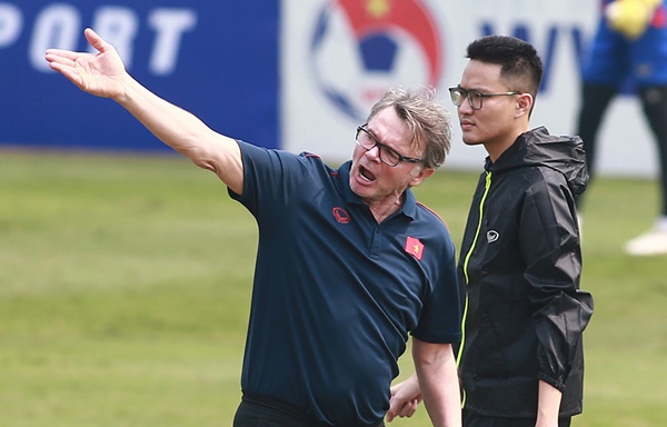 HLV Philippe Troussier đau đầu chốt danh sách cuối cùng của U22 Việt Na.