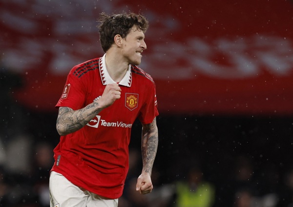 Sau cú đá hỏng của Solly March, Victor Lindelof nhận nhiệm vụ thực hiện cú sút quyết định ở loạt luân lưu. Trung vệ người Thụy Điển hoàn thành xuất sắc khi đánh lừa được thủ môn Robert Sanchez.