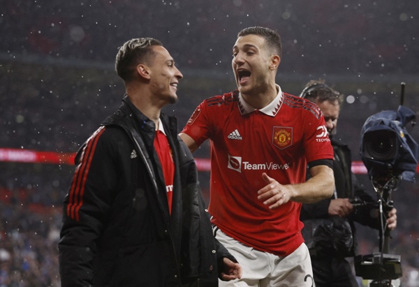 Niềm vui của Diogo Dalot sau khi cùng MU vào chung kết FA Cup. Man United cân bằng kỷ lục vào trận tranh ngôi vô địch giải đấu này của Arsenal với cùng 21 lần.