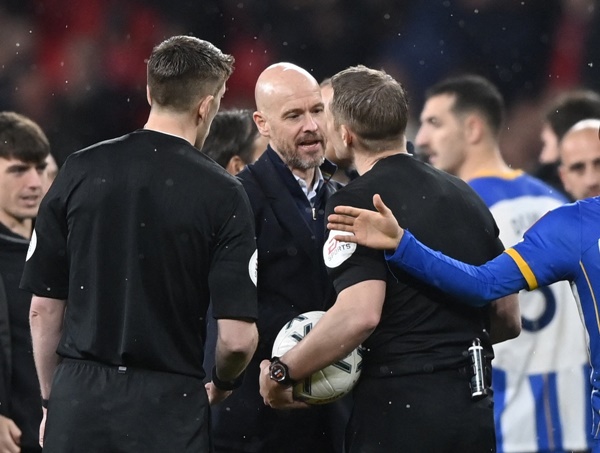 Ở ngay mùa giải đầu tiên dẫn dắt MU, HLV Ten Hag đã giúp CLB này vào chung kết cả 2 giải đấu cúp quốc nội (Cúp Liên đoàn, FA Cup). Trong lịch sử, "Quỷ đỏ" chỉ có 2 mùa giải làm được điều tương tự, đó là ở mùa 1982/83 và 1993/94. Nếu hạ được Man City, Ten Hag sẽ trở thành HLV đầu tiên trong lịch sử MU vô địch cả hai giải cúp quốc nội trong cùng một mùa.