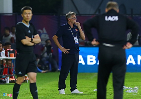 HLV Philippe Troussier không ít lần tỏ ra ngao ngán trước khi bàn thắng thứ 2 đến. U22 Việt Nam may mắn không bị chia điểm trong trận đấu chính thức đầu tiên của HLV người Pháp.