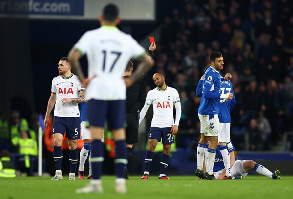 4 năm trước, Lucas Moura từng chơi rất hay. Còn giờ, anh chỉ còn là chiếc bóng của chính mình. Ảnh: Reuters.