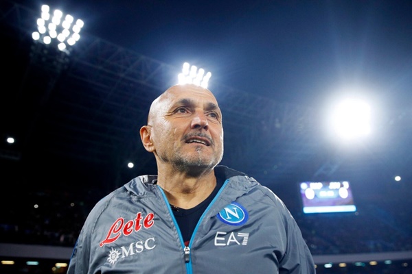 HLV Spalletti thể hiện sự tôn trọng tuyệt đối với huyền thoại của Napoli.