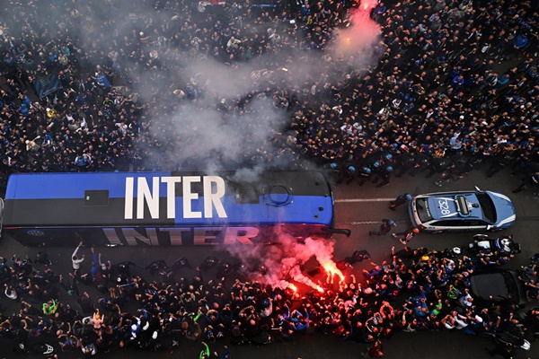 Inter đến sân muộn vì sự cuồng nhiệt của tifosi.