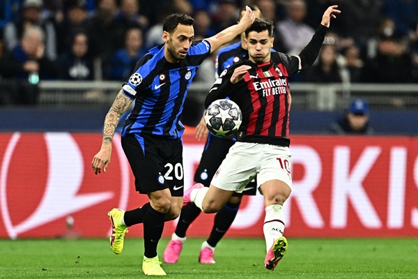Brahim Diaz bất lực trước hàng tiền vệ Inter.