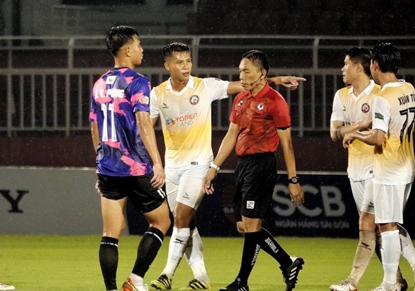 Ảnh bài viết V-League lại nhờ ‘vua ngoại’, trọng tài Việt Nam nên tự ái