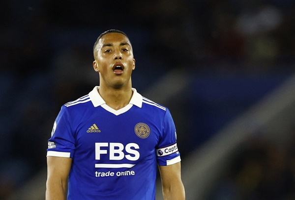 Youri Tielemans cũng bị giảm giá trị đáng kể trên thị trường chuyển nhượng khi Leicester rớt hạng. Cầu thủ người Bỉ chỉ còn được định giá 25 triệu euro so với 55 triệu euro ở mùa hè năm ngoái.