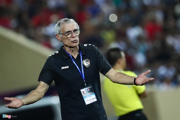 Càng về cuối trận, ông Cuper càng nôn nóng. Ông liên tục tỏ ra tiếc nuối trước các tình huống tấn công không như ý của Syria.