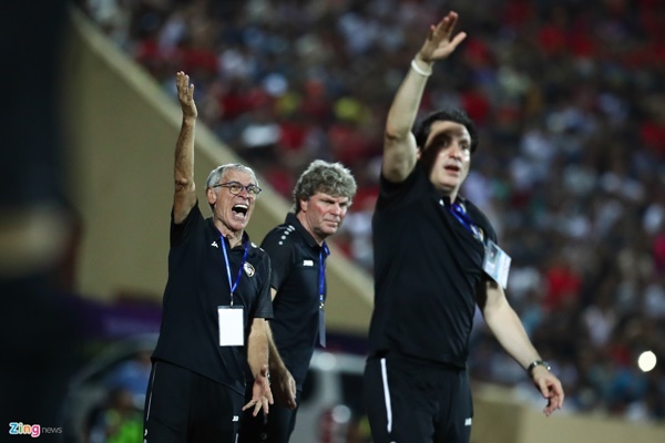 Chiến lược gia lừng danh nổi cáu khi các cầu thủ chậm nhận hiệu lệnh thay người và giục giã họ sớm vào sân để tìm bàn gỡ. Tuy nhiên, Syria không làm được điều đó và chấp nhận thua 0-1.