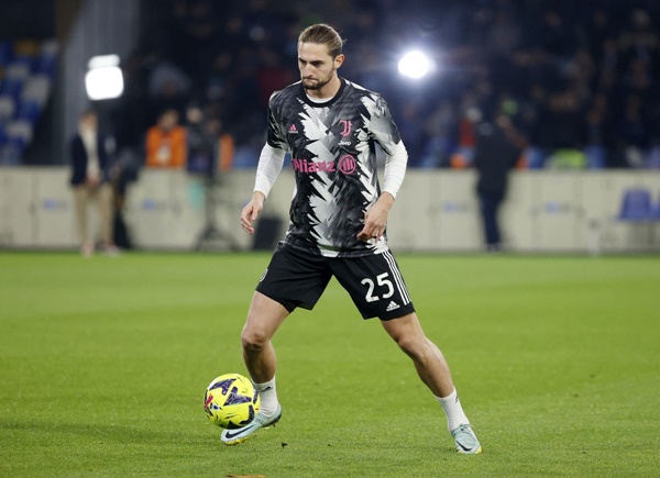 Adrien Rabiot từng suýt gia nhập MU trong hè 2022. Sau một năm. "Quỷ đỏ" có kế hoạch quay lại chiêu mộ tuyển thủ Pháp theo dạng tự do. Mùa 2022/23, Rabiot là tiền vệ trung tâm chơi ổn định bậc nhất Serie A. Theo chuyên gia chuyển nhượng Fabrizio Romano, MU đã tiến hành gặp gỡ mẹ đồng thời là người đại diện của Rabiot.