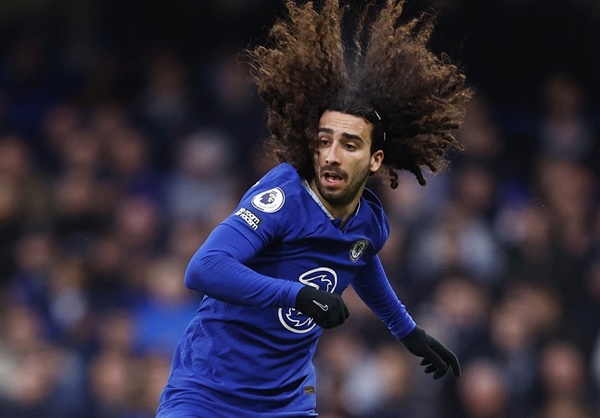 Tương tự Fofana, Marc Cucurella bị xem là thương vụ "thảm họa" của Chelsea. Với mức giá 56 triệu bảng, hậu vệ người Tây Ban Nha thể hiện kém ấn tượng tại sân Stamford Bridge và bị CĐV quay lưng.