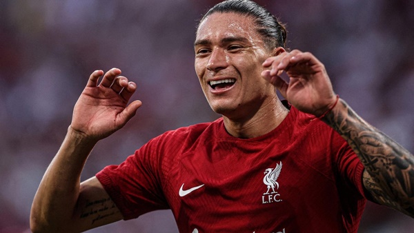 Darwin Nunez tiêu tốn 69 triệu bảng của Liverpool nhưng chưa chứng tỏ bản thân xứng đáng với số tiền này. Anh cũng không khỏa lấp vị trí mà Sadio Mane để lại. Chân sút người Uruguay ghi 10 bàn và góp 3 kiến tạo trên mọi đấu trường cho Liverpool. Khả năng săn bàn kém của Nunez khiến Liverpool mất suất dự Champions League mùa tới.