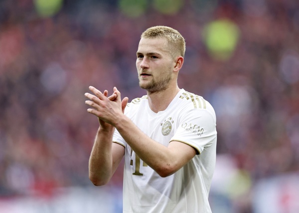 Matthijs de Ligt lập tức trở thành trụ cột hàng thủ của Bayern Munich sau khi gia nhập từ Juventus với mức phí 57,5 triệu bảng. Anh là điểm sáng hiếm hoi trong mùa giải thất vọng của "Hùm xám" dù CLB này vẫn lên ngôi tại Bundesliga.