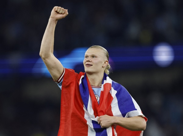 Erling Haaland được xem là món hời của Man City khi chỉ tiêu tốn 51 triệu bảng tiền chuyển nhượng. Haaland ghi 52 bàn sau 53 trận cho Man City, giúp "The Citizens" giành cú ăn ba danh hiệu mùa vừa qua.
