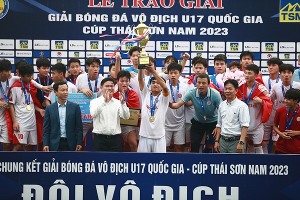 Bóng đá trẻ ngày càng nhận được sự quan tâm.