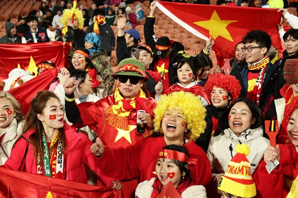 CĐV Việt Nam với sắc đỏ nổi bật trên khán đài World Cup 2023. Trong lần đầu tiên thầy trò HLV Mai Đức Chung giành quyền tham dự, "cầu thủ thứ 12" đã "cháy" hết mình trên các khán đài, tạo những ấn tượng với bạn bè quốc tế. Đồng thời tiếp thêm động lực cho Thanh Nhã, Huỳnh Như và các đồng đội ở 3 trận đấu vòng bảng.